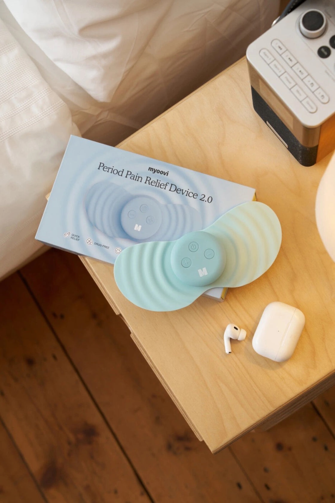 Myoovi 2.0 and its box on a wooden table